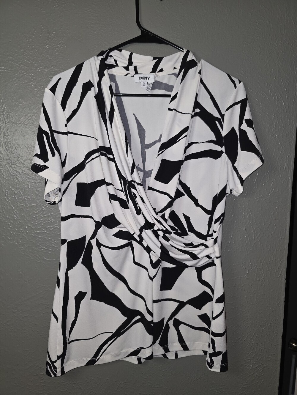 DKNY Coconut Black Abstract Surplice V-Neck Side Ruched Top Size XL